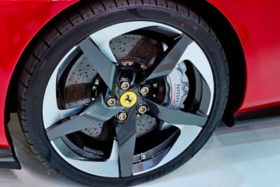 フェラーリ アマルフィ:タイヤサイズはフロントが245/35ZR20、リアが285/35ZR20