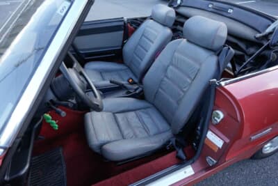 アルファ ロメオ スパイダー シリーズ3:1989年式アルファ ロメオ スパイダー シリーズ3は、本革シートを採用。各部はオリジナル状態を良好に保っている