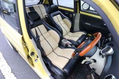 ダイハツ L235型 エッセ：シートをレカロ LXに交換し、外装ボディ色を意識しながら落ち着きのあるアイボリーとブラックのツートンカラーに生地を張り替えてコーディネート