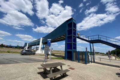 ヨーロッパの高速道路のサービスエリアでたまに見掛けるブリッジ。ここを渡ると反対方面行きのサービスエリアにも行けて違うお店も覗けます