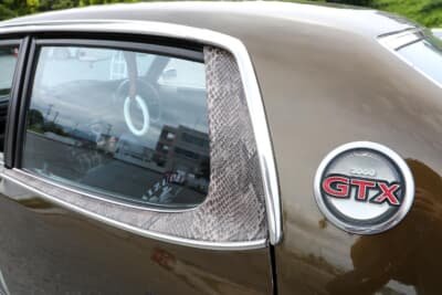 日産 610型 ダットサン・ブルーバード：ハードトップ部のJラインには、ヘビ皮を貼るという遊び心を加えている