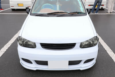 スズキ HA23型 アルト：フロントフェイスはVW「ゴルフ」や「シロッコ」のように見えるように工夫を施している