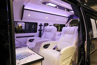 セカンドハウス ウイングスプレミアム:車内は飛行機のファーストクラスのような豪華なキャプテンシートを装備しているのが特徴