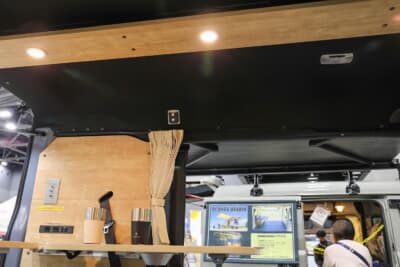 STSキャンパー ジャーニーシーサイドスタイル:木製パネルを仕様することで、無機質な車内空間が自宅リビングのような装いに