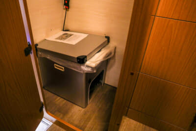 ホワイトトップ：トイレは電気式のラップポンを装備