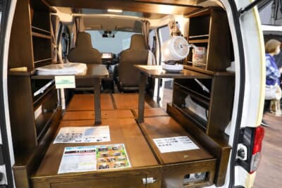 日産福岡 NV200：収納テーブルなど、各種オプションが装備された室内 