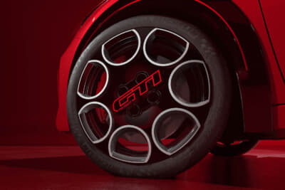 プジョー E-208 GTi:前後トレッドはそれぞれ56mm・27mm拡幅され、車高は30mmダウン。ミシュラン製パイロットスポーツCup 2タイヤ(215/40R18)と相まって、俊敏なコーナリング性能と日常での快適性を両立する