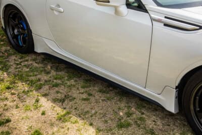 スバル BRZ：TRDのサイドステップを装着している