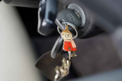 ダイハツ コペン：コペンのキーホルダーは、ムーミンに出てくるキャラクター“ミイ”。どことなくジュンさんと雰囲気が似ているのは気のせいではないと思う