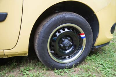 ルノー カングー：純正の鉄ホイールにカングーのカスタムでは定番のセンターキャップを装着している。ワンポイントにリムを装着することによって随分とイメージが変わっている