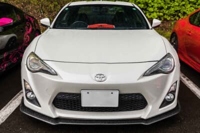 トヨタ 86：「ぶつけちゃうとすぐ壊れるので」とのことからノーブランドのカーボンリップを装着