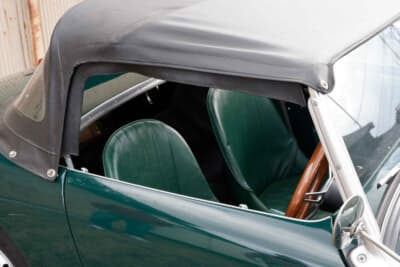 オースティンヒーレースプライト Mk.I：サイドカーテンを外した状態はご覧の通り。昔はオープンで乗っていた伊瀬さん、最近は恥ずかしいのでソフトトップをかけてのドライブが多くなったそうだ