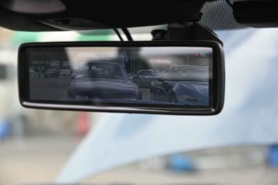 マツダ ロードスター:インナーミラーはバックカメラを使ったデジタルミラーに換装されていました