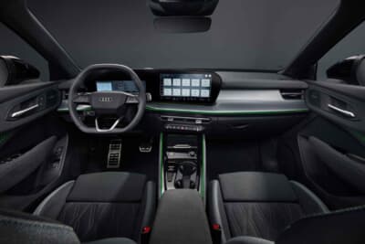 アウディ Q3：インテリアでは、フルサイズクラスと同等の装備が与えられた。12.8インチのMMIタッチディスプレイと11.9インチのメーターが一体となったパノラマディスプレイが、先進的なコクピットを構成