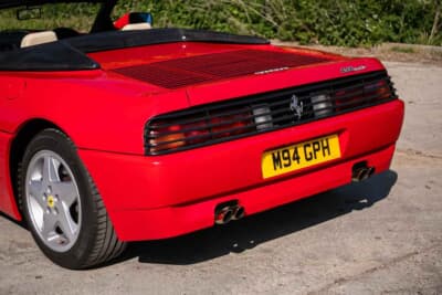 5万6250英ポンド（邦貨換算約1100万円）落札されたフェラーリ「348スパイダー」（C）iconicauctioneers