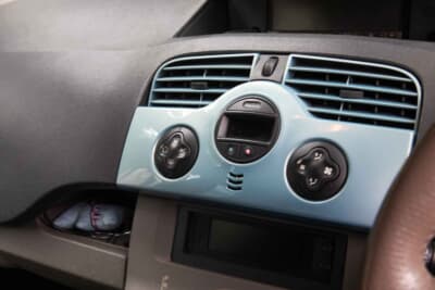 ルノー カングー：センターのエアコンスイッチ周りは、ボディ同色に塗装されている。これは前オーナーによるカスタムだが、このカラーリングが気に入り、レイパパさんがこの個体を購入するきっかけにもなったそうだ
