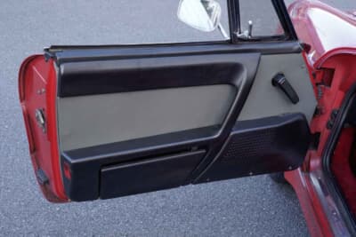 アルファ ロメオ スパイダー シリーズ3:ドア内張りもご覧のとおりの好コンディション。現在の新谷さんで3人目のオーナーとなる1989年式のこの個体は、各部がしっかりと維持されている