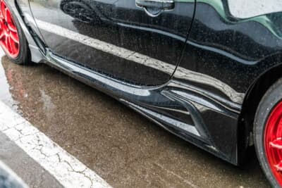 トヨタ GR86:ブラックボディにはGRパーツのフロントスポイラー、サイドスカート、リヤバンパースポイラーを装着