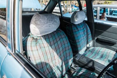 いすゞ フローリアン：オリジナルのシートには、チェック柄のシートカバーとレースのヘッドレストカバーが装着されている