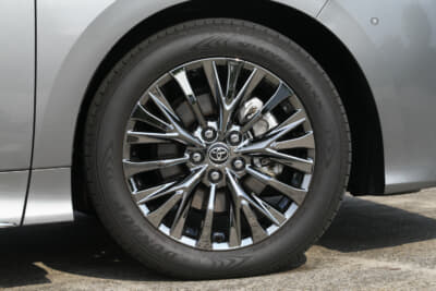 ヴェルファイアPHEV：シルバースパッタリング塗装の19インチのアルミホイールを標準装備