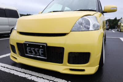 ダイハツ L235型 エッセ：フロントバンパーを加工し、一部ダクトを埋めたパンドラ製ベースのオリジナル加工バンパーに交換している