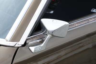 日産 610型 ダットサン・ブルーバード：フェンダーミラーを廃してメイワ製ジャガードアミラーをセット