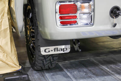 オートショップベストワン グランディ プラモ：マッドフラップはG★flapの商品だ。このクルマには、自社オリジナルパーツも使用し、ドレスアップ仕様として完成されていた