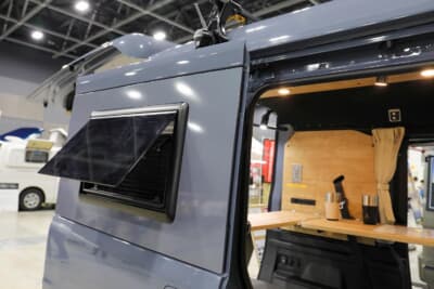 STSキャンパー ジャーニーシーサイドスタイル:スライドドアには、跳ね上げ式の換気窓を装備