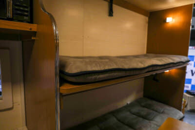 ホワイトトップ：ベッドは4人が余裕で休めるスペースを持つ