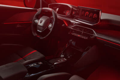 プジョー E-208 GTi:インテリアは赤を基調としたアクセントが随所に配され、GTiの伝統を感じさせる演出が随所に施されている