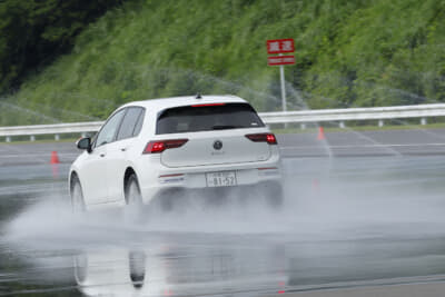 プライマシー5：摩耗したタイヤとの乗り比べ。80km/hからの制動距離は約3m違うが、フィーリングは新品と摩耗品で変わらない