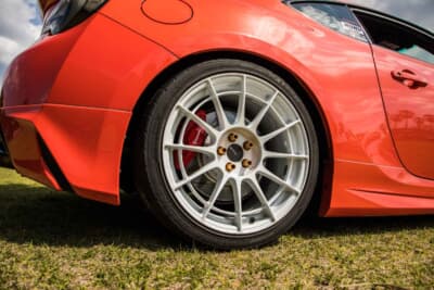 トヨタ 86：ホイールはエンケイのNT03RRで、オレンジに映えるホワイトをチョイス