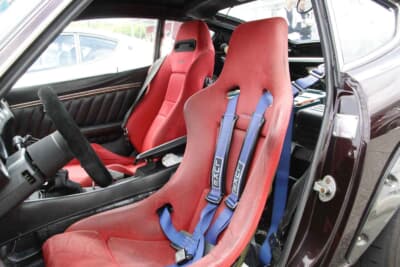 日産S30型フェアレディZ：フルバケットシートに4点シートベルトとヤル気の室内