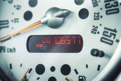 4725英ポンド(邦貨換算約93万円)で落札されたBMW「ミニクーパーS」(C)iconicauctioneers