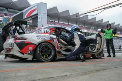 自身が降りた後は次に乗るドライバーの乗り込みサポートをするまでが任務だ