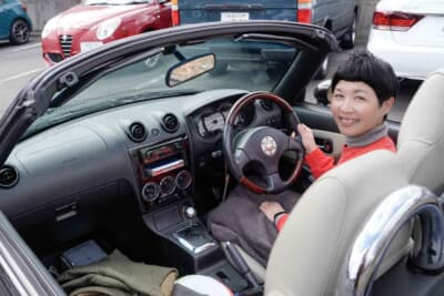 2024年他界されたお母さまが遺したコペンを引き継いで乗ることにしたジュンさん。これからはお母さまが見てきたコペンからの景色を見て過ごす 