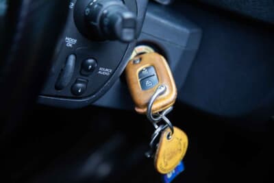 ルノー カングー：キーケースカバーは、niji leather worksのレザーオーダー品で革の色とステッチを指定して制作されたワンオフものという