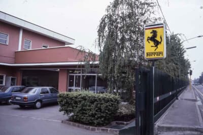 門の脇の事務所。止まっているランチア・テーマが時代を感じさせる