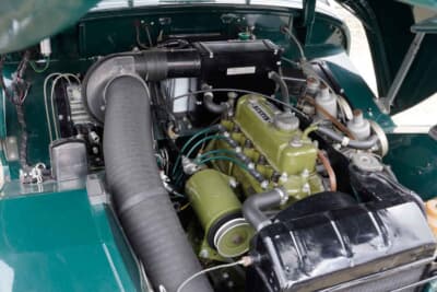 オースティンヒーレースプライト Mk.I：エンジンルームも綺麗にレストアされている。その際エンジンブロック、コンロッド、ピストンは1000ccのミニのものを使用してオーバーホールしたそうだ