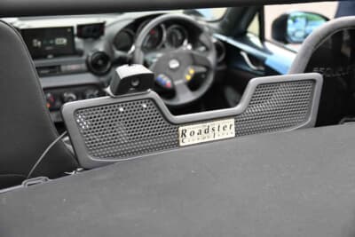 マツダ ロードスター:バックカメラは、車内のウインドウディフレクターに装着されています。車内の配線は、DIYで行ったとか