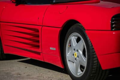 5万6250英ポンド（邦貨換算約1100万円）落札されたフェラーリ「348スパイダー」（C）iconicauctioneers