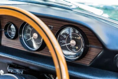 いすゞ ベレット1600GT：意匠の異なるメーターパネル
