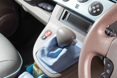 ルノー カングー：シフトノブカバーもディーラーオプションで、水色をチョイス。ボディカラーやステアリングのアクセントとコーディネートされている。カングー2はこの部分が破けやすいため、見た目のリフレッシュにも効果的だ