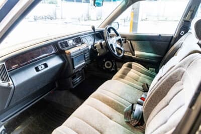 トヨタ クラウンワゴン：3列シートによる8人乗りだが、サードシートは普段収納して荷室として活用