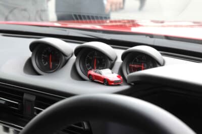 日産 フェアレディZ：3連メーター近くには同じボディカラーのミニカーが飾られている