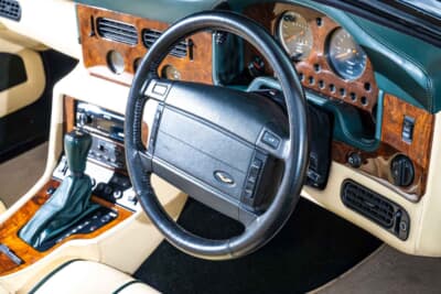 4万3700英ポンド(邦貨換算約866万円)で落札されたアストンマーティン「ヴィラージュ ヴォランテ」(C)Courtesy of RM Sotheby's