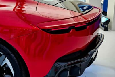 フェラーリ アマルフィ:12チリンドリ譲りの「可変アクティブ・ウィング」を活用して、LD(ロー・ドラッグ)/MD(ミディアム・ダウンフォース)/HD(ハイ・ダウンフォース)の3種類を自動的に切り替える「アクティブ・エアロダイナミクス」を採用する