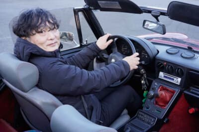 アルファ ロメオ スパイダー シリーズ3:オーナーの新谷敏昭さんは産婦人科医として地域に寄り添いながら、医院併設の多目的ホールでコンサートや落語会、ダンス練習などを主催。地域活性化にも積極的に取り組んでいる