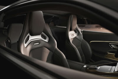 メルセデスAMG GT 63 4MATIC+ APXGP エディション：ブラックのナッパレザーとMICROCUTを使用したAMGパフォーマンスシートを採用