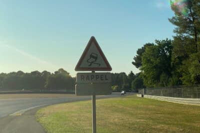 レース後に取り外される道路標識。インディアナポリス手前。レースでも一般車両でも事故が多いポイントです